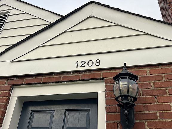 4th image of 1208 N Maple St