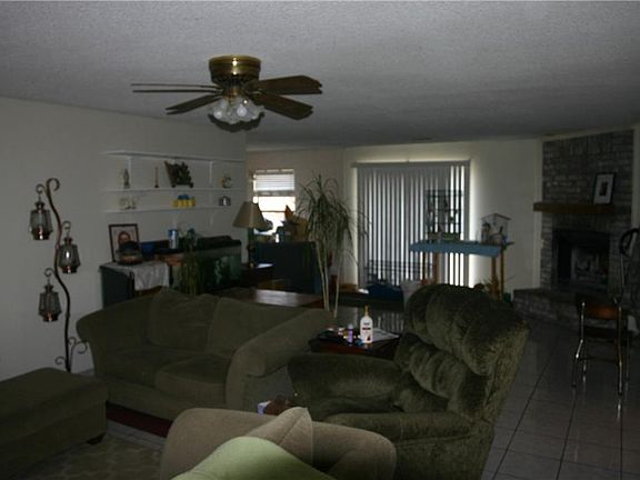3rd image of 920 W Lorena Ln