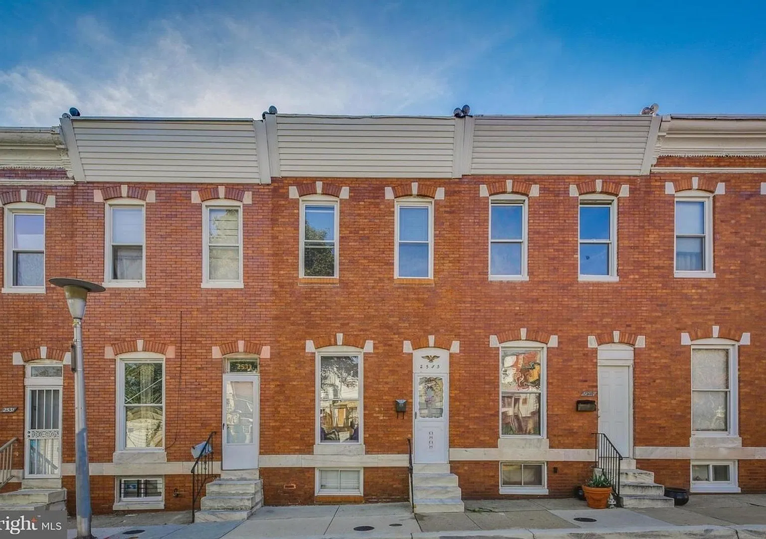 Charming 3BR Townhome in Baltimore — Photo 3