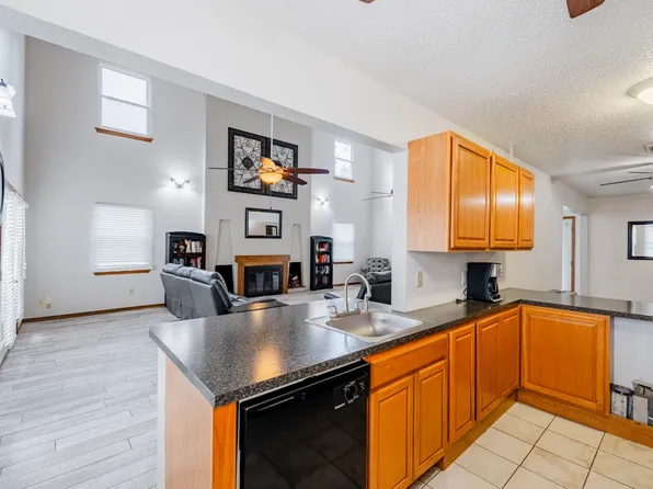 $300 OFF MOVE-IN COSTS Make Maple Ridge Your New Home!