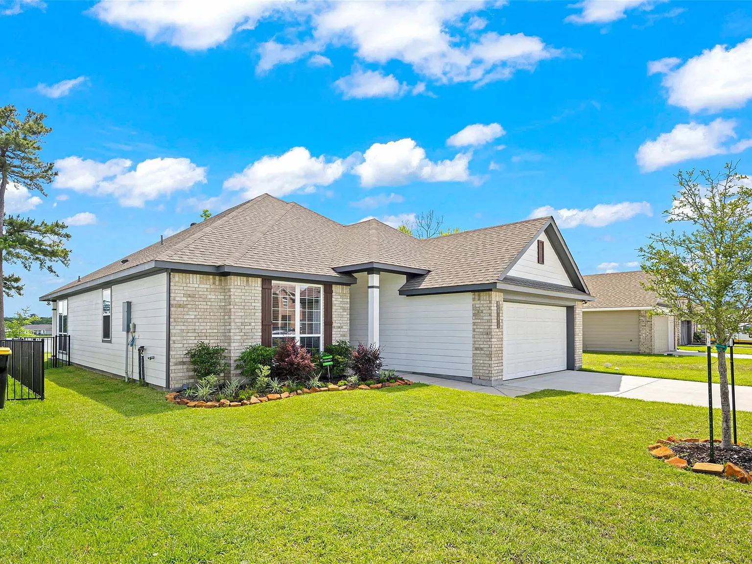 4 bed, 2.0 bath, 1702 sqft, $2,100 — Photo 3