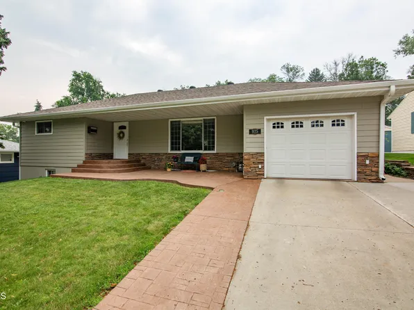 925 Crescent Ln, Bismarck, ND 58501