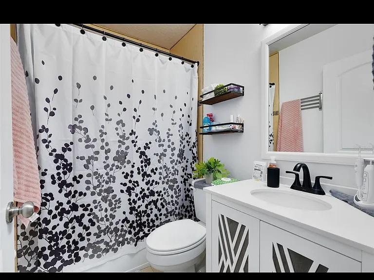 921 Pinegrove Ave — Photo 4