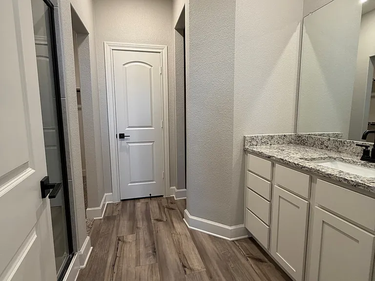 925 Emerson Dr — Photo 8