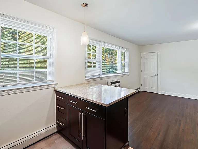 Newtonian Garden Apartments — Photo 7
