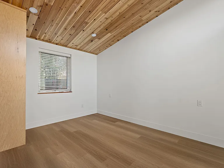 11454 NE Morris St — Photo 2