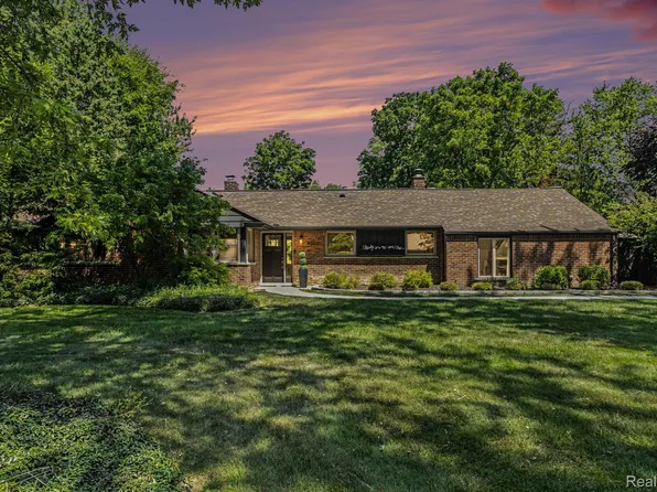 4056 Chestnut Hill Dr, Troy, MI 48098