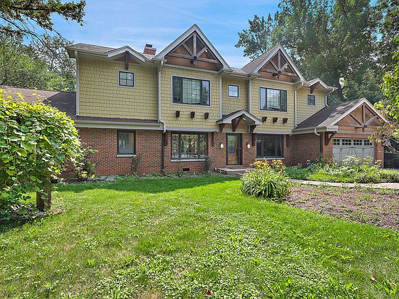 2nd image of 827 S Arlington Heights Rd