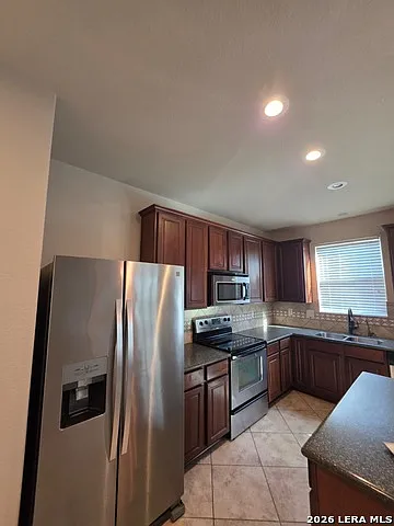 3 bed, 2.5 bath, 2052 sqft, $1,800 — Photo 4