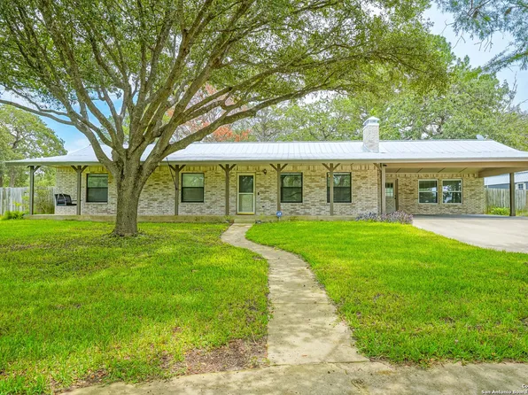 303 Bear Ridge, La Vernia, TX 78121