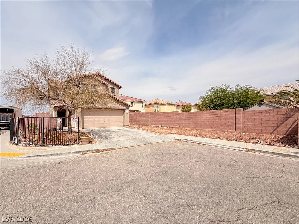 4 bed, 3.0 bath, 2291 sqft, $2,300 — Photo 3