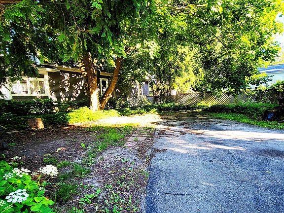 5th image of 319 De Clark St