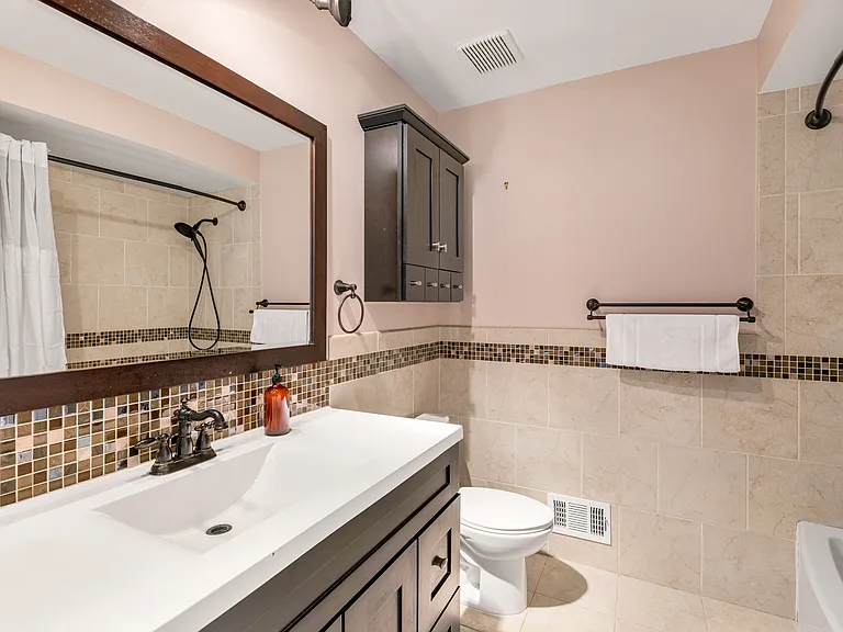 2140 Adrienne Dr — Photo 17