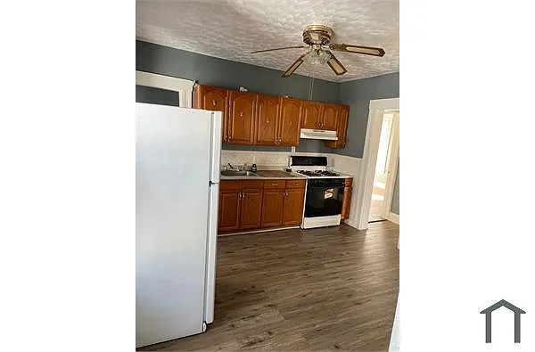 Building Photo - 1606 Barnum Ave #2