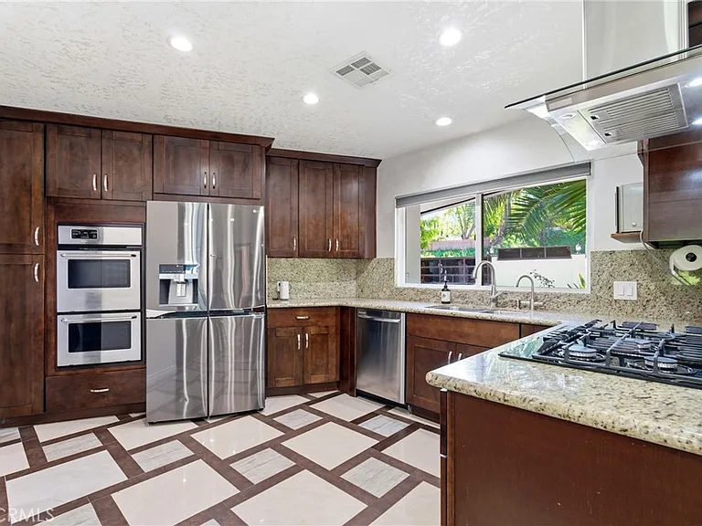 5836 Winnetka Ave — Photo 5
