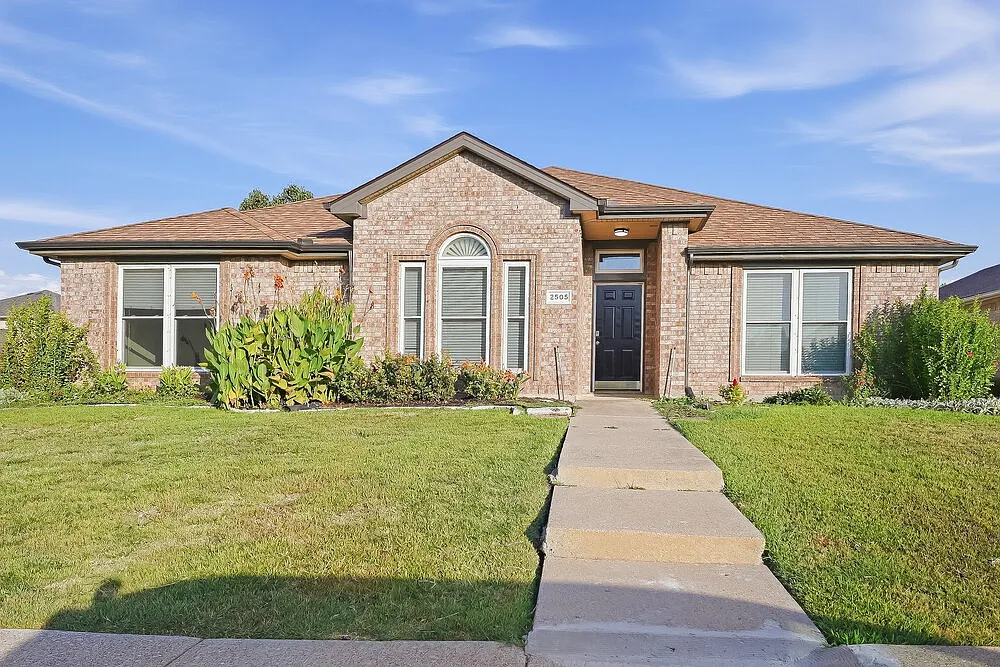 4 bed, 2.0 bath, 2189 sqft, $2,670 — Photo 1