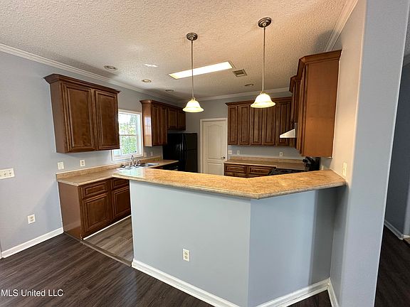4th image of 215 Kingswood Ave