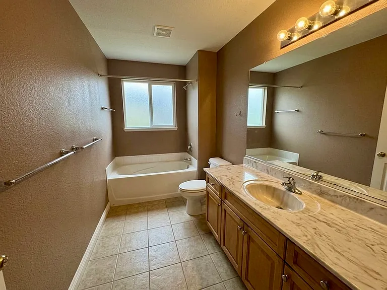 105 Kelly Way — Photo 10