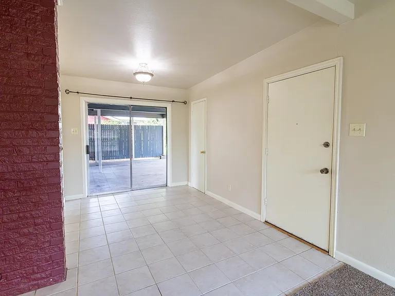 609 W Texas Ave — Photo 7