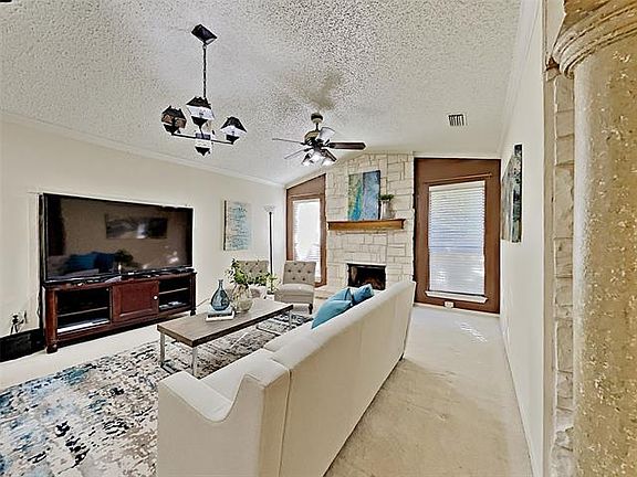 3rd image of 2823 Glen Hollow Cir