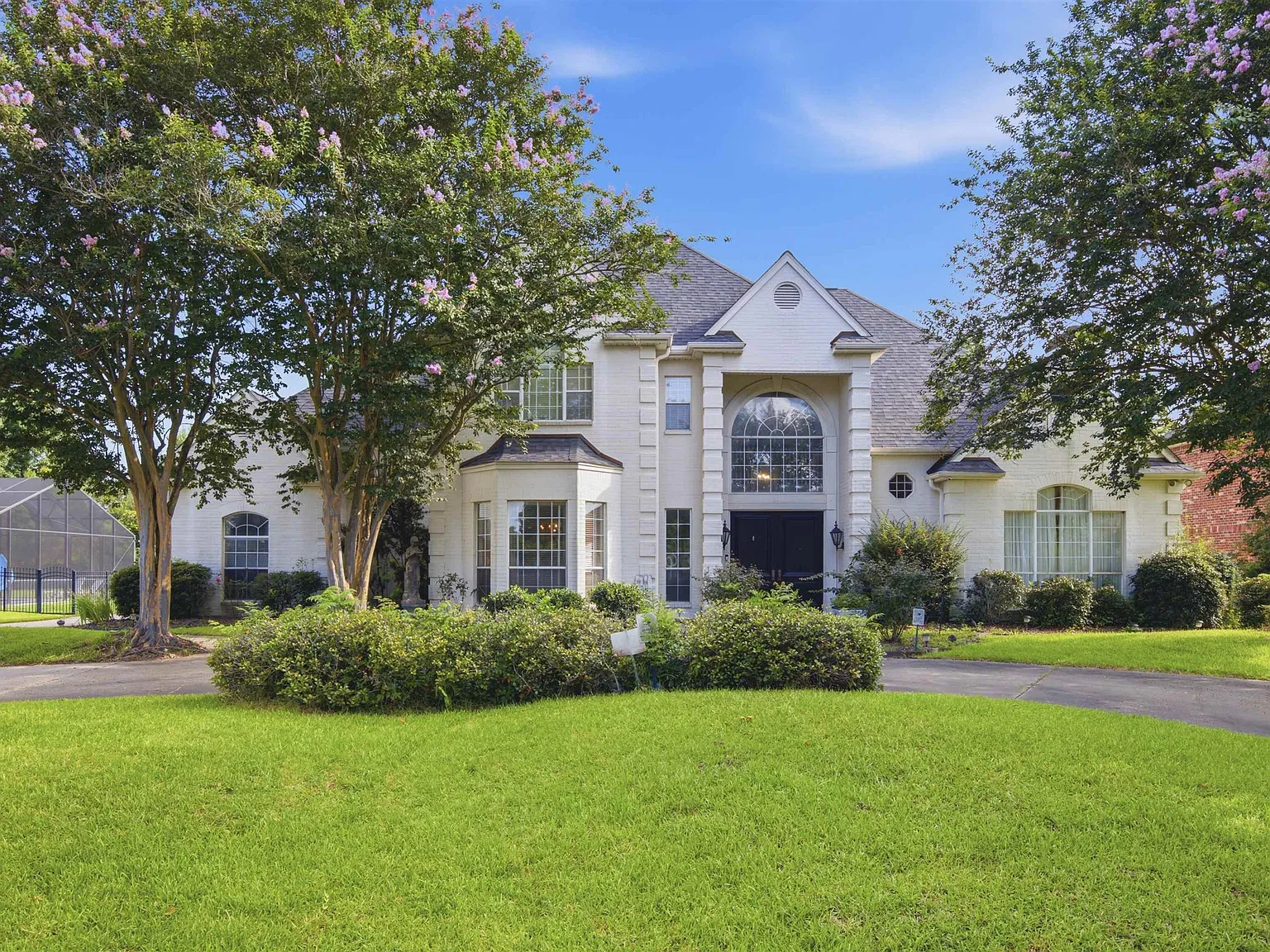 5 bed, 4.5 bath, 5064 sqft, $3,800 — Photo 3