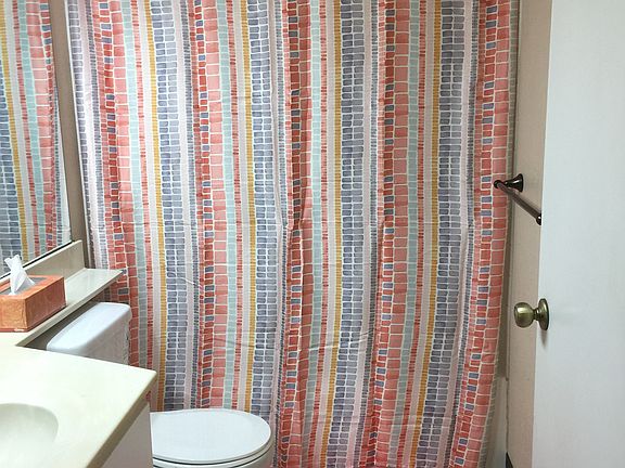 Hall bath w/tub
