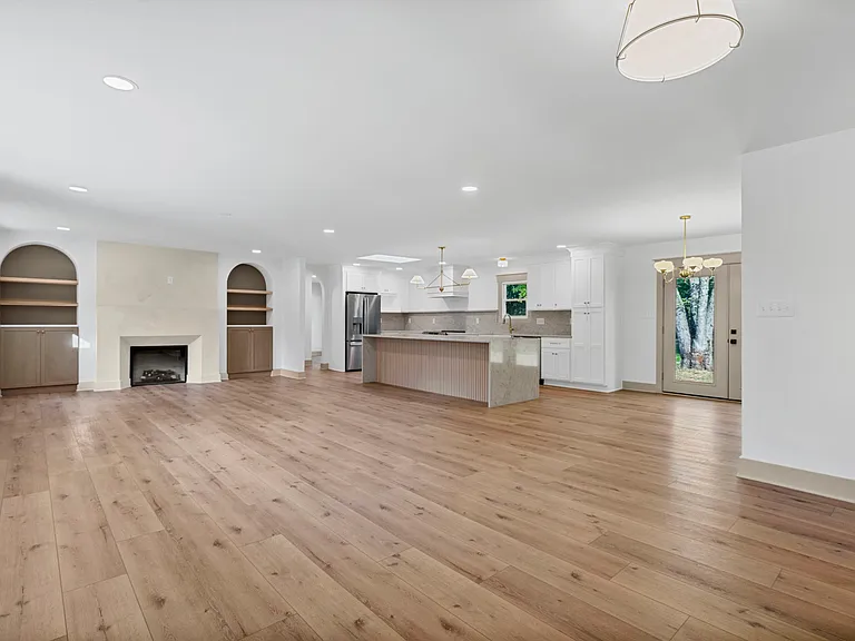 460 Hilltop Trl — Photo 4