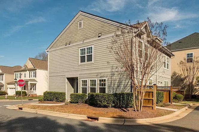 2 bed, 2.5 bath, 1346 sqft, $1,900 — Photo 3