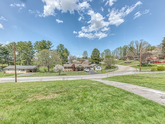 3rd image of 134 Evergreen Rd