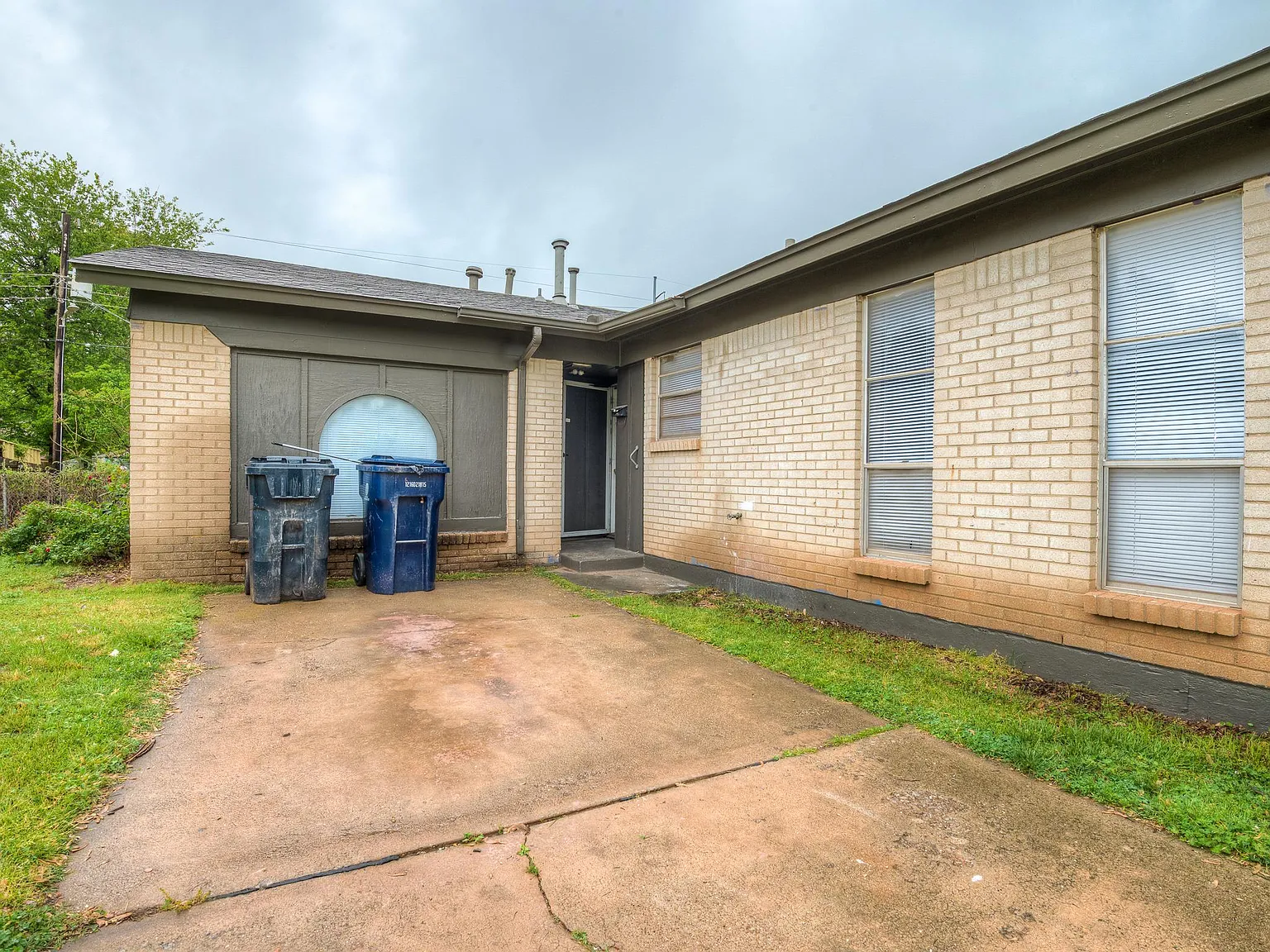 3 bed, 1.5 bath, 960 sqft, $1,045 — Photo 3