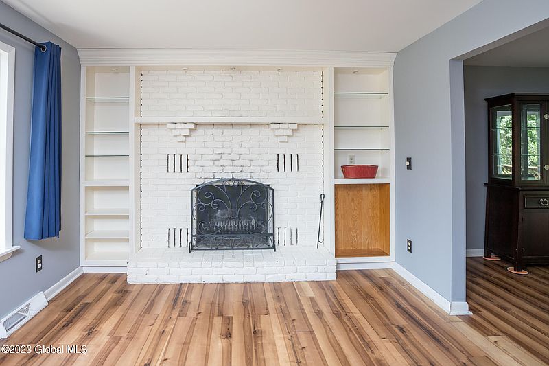4th image of 156 Colonial Avenue