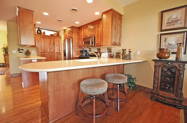 1st image of 295 Willoughby Way W