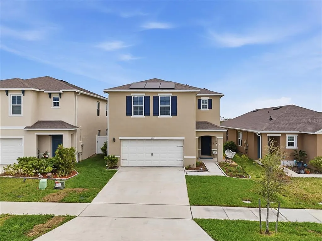 4 bed, 2.5 bath, 2339 sqft, $2,800 — Photo 2