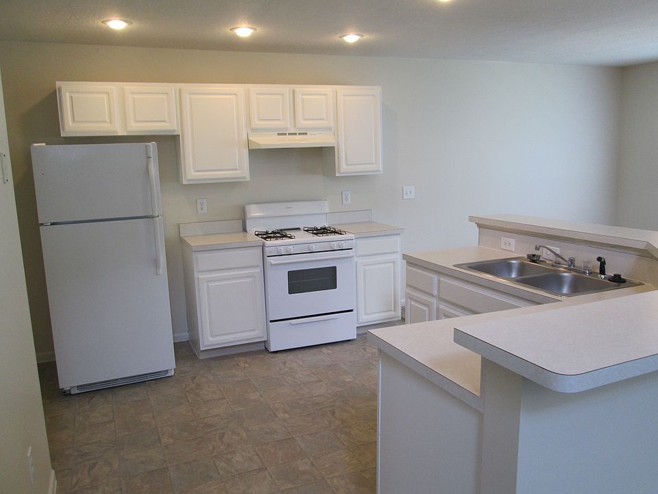 Plenty of room for 2 cooks in this kitchen