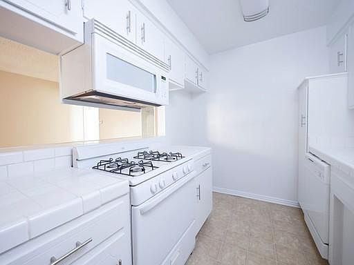 2nd image of 817 S St Andrews Pl