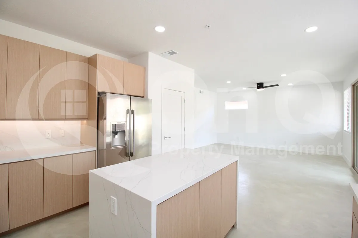 5 bed, 3.0 bath, 2442 sqft, $4,999 — Photo 4