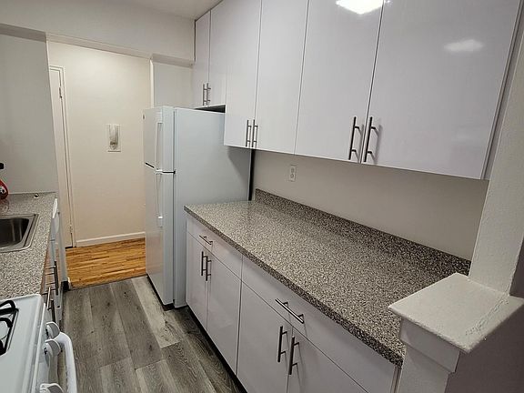 3rd image of 14209 Barclay Ave #3A