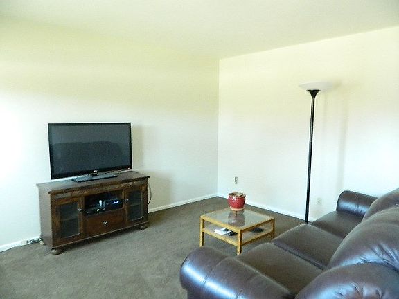 4th image of 3878 Kenwood Dr
