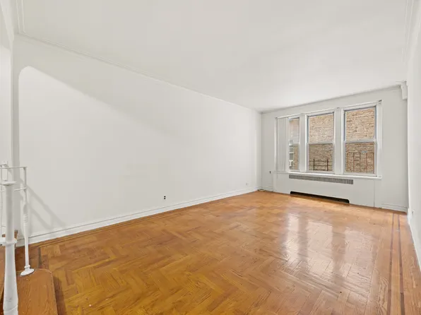 601 Pelham Parkway North image 8 of 22