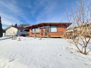 8820 Meadowlark Rd NW, Edmonton, AB T5R5W7