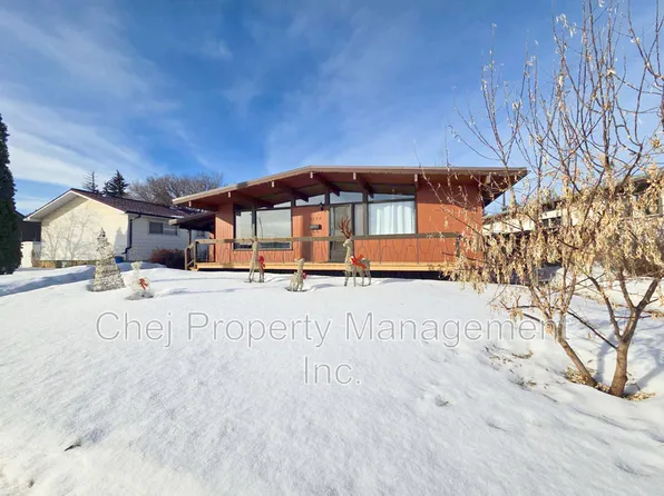 8820 Meadowlark Rd NW, Edmonton, AB T5R 5W7