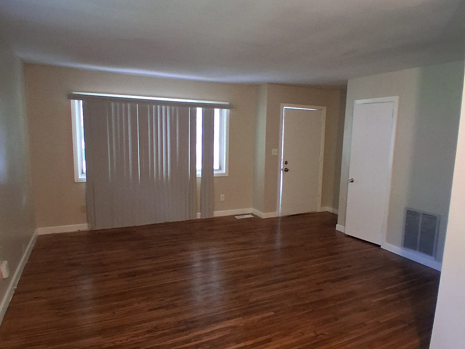 3 bed, 1.5 bath, 1197 sqft, $1,295 — Photo 3