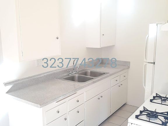 3rd image of 2828 Rowena Ave