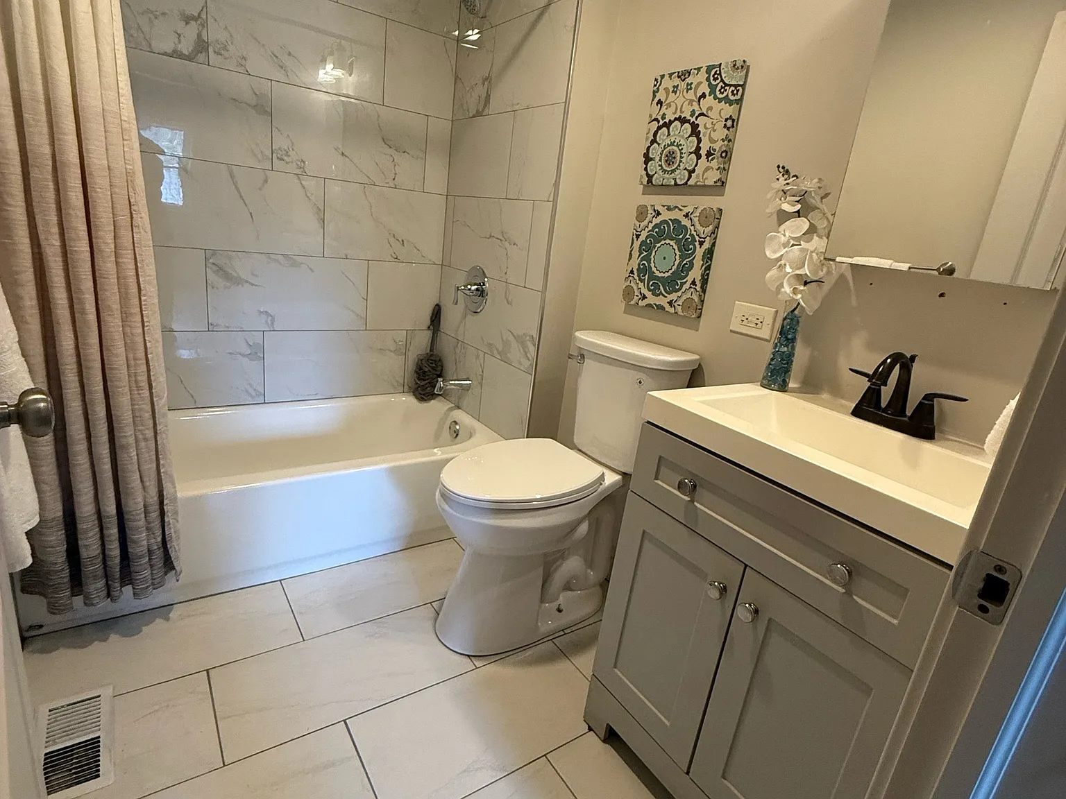 6115-17 Wolcott Building - House — Photo 4