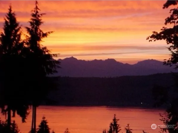 221 E Olympic Palisades Drive, Belfair, WA 98528