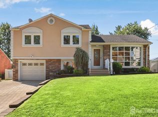 65 Hunter Ln, Woodbridge, NJ 07095