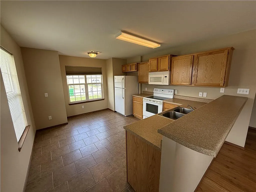 3 bed, 1256 sqft, $1,450 — Photo 3