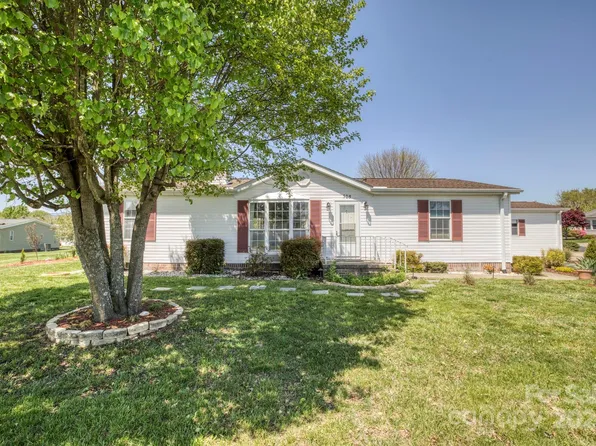 305 Riverwind Dr, Hendersonville, NC 28739
