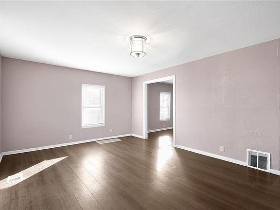 5th image of 282 S Coy St