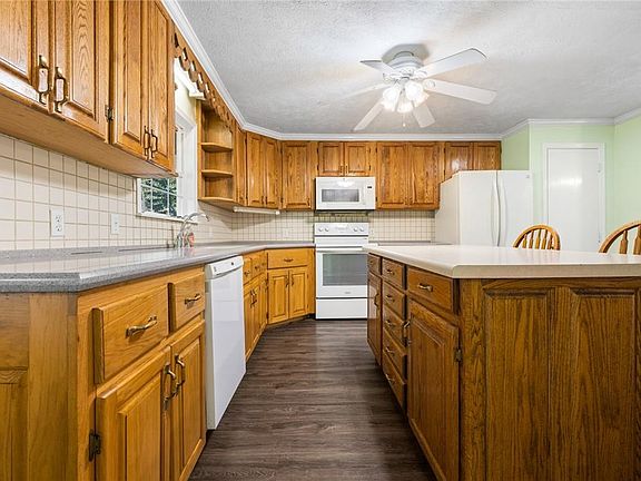 4th image of 808 S Oak St